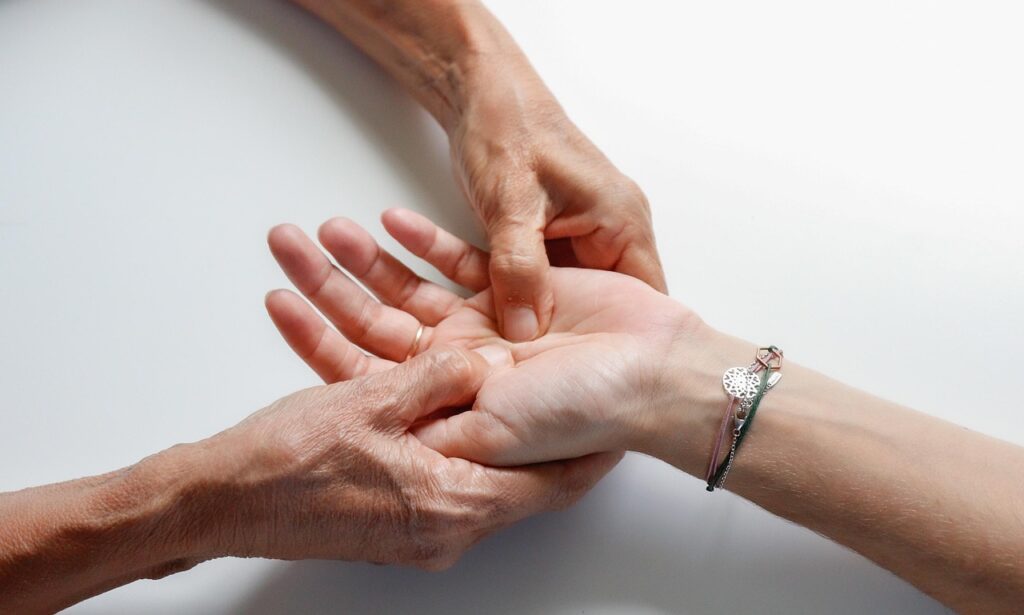 hand massage 7440712 1280